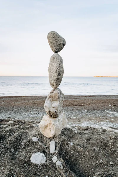 浜辺の石の姿。海を背景にした美しい石の姿. — ストック写真