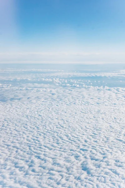 Облачный пейзаж. Голубое небо и белое облако. Кучевое облако . — стоковое фото