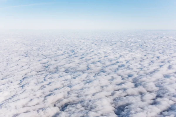 Fond fantastique avec des nuages. La vue au-dessus des nuages . — Photo