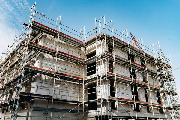 Construcción de un edificio de varios pisos . — Foto de Stock