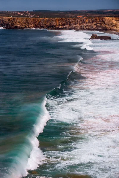 Bela costa de Portugal. penhasco no Oceano Atlântico — Fotografia de Stock