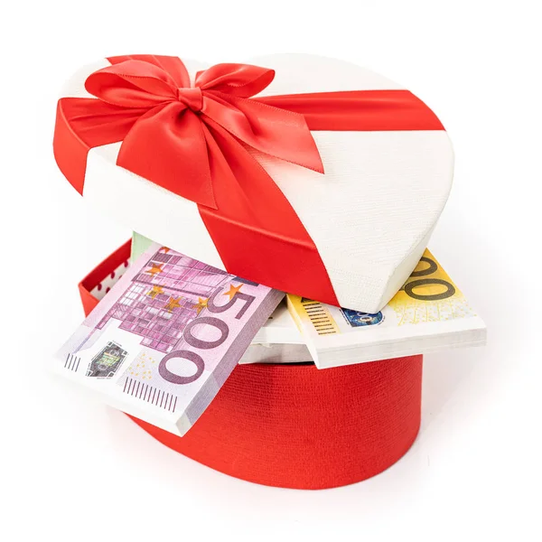 Corazón caja de regalo y arco con dinero — Foto de Stock