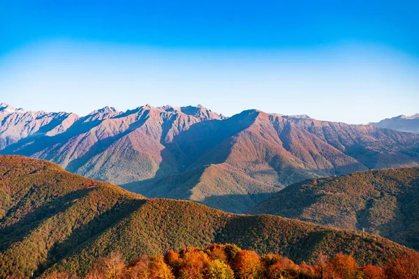 Kaukasus berg. landskap med en blå himmel i bergen. — Stockfoto