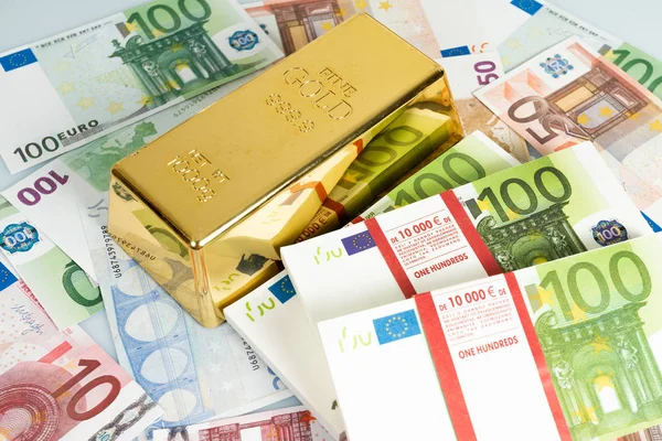 Goldbarren und Euroscheine. Goldbarren und Geld — Stockfoto