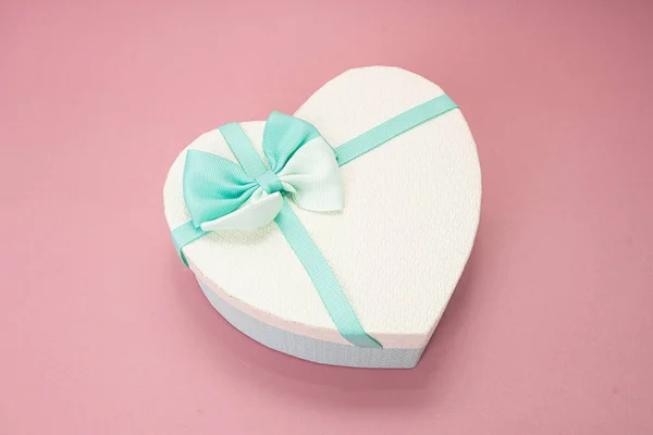Pudełko prezent serca na różowym tle — Zdjęcie stockowe