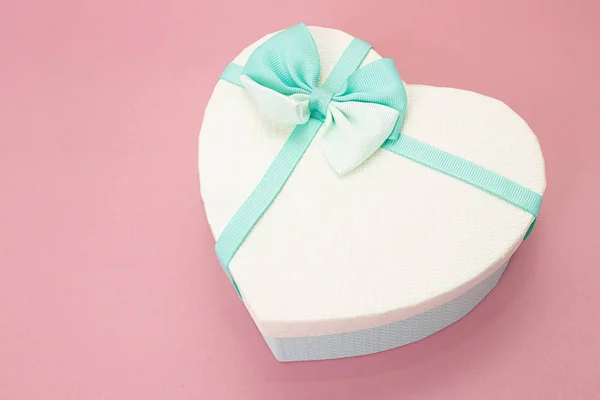 Corazón Caja de regalo con cinta en superficie rosa — Foto de Stock