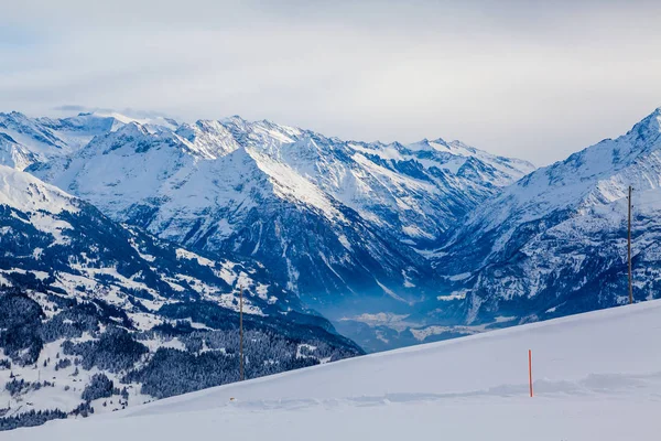 Prachtig uitzicht op de bergen. Sneeuwberg — Stockfoto