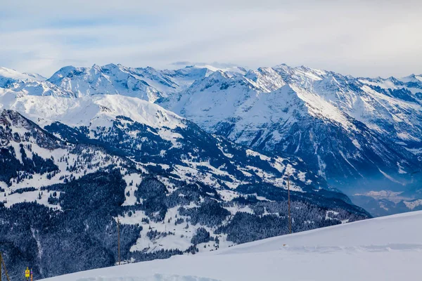Bellissime montagne e cielo in inverno — Foto Stock