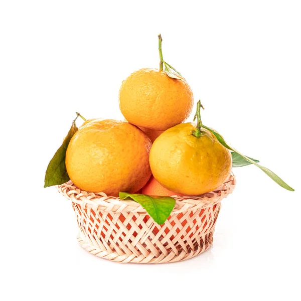 Tangerinas com folhas em uma bela cesta. mand maduro orgânico — Fotografia de Stock