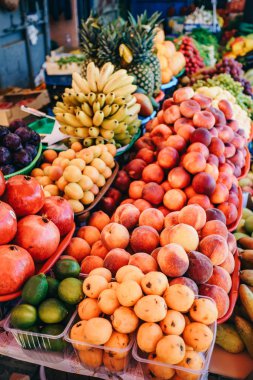 Meyve pazarı. Bir sürü taze meyve..