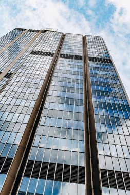 Güzel bir arka planda modern, güzel gökdelenler.