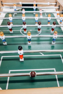 Kırmızı ve mavi oyuncularla oynanan masa futbol maçı. Futbol oyunu.
