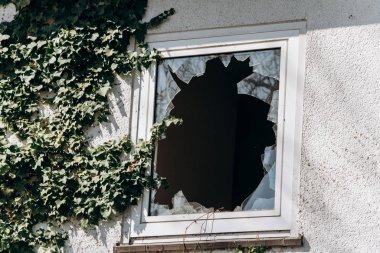 Evde kırık camlar var. Cam kırıkları pencerede kaldı..