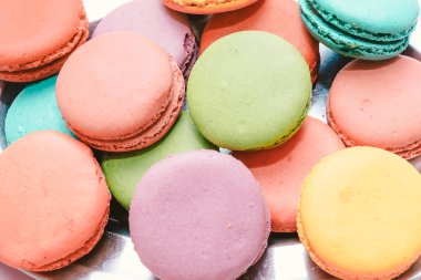 Pembe arka planda çok renkli makaronlar. Tatlı ve renkli f