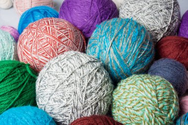 yün iplik top. Renkli konu iğne işi için. Renkli kumaş