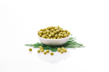 Beyaz bir arka plan üzerinde beyaz bir tabak bezelye