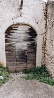 Kesme yolu olan kemerli ortaçağ kapısı. Güzel antika kapı.