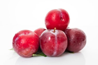 Beyaz arka plan üzerinde izole taze Erik