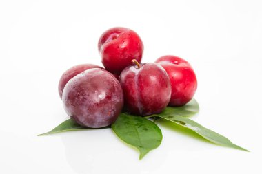 Beyaz arka plan üzerinde izole taze Erik