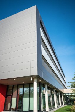 Modern Ofis Binası karşı güzel bir mavi gökyüzü