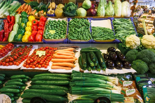 水果和蔬菜市场。 许多不同的新鲜水果和蔬菜. — 图库照片