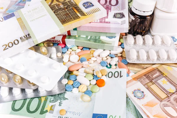Prášky jsou na evropských penězích. Prášky a peníze v eurech. Euro bankovky a pilulky. — Stock fotografie