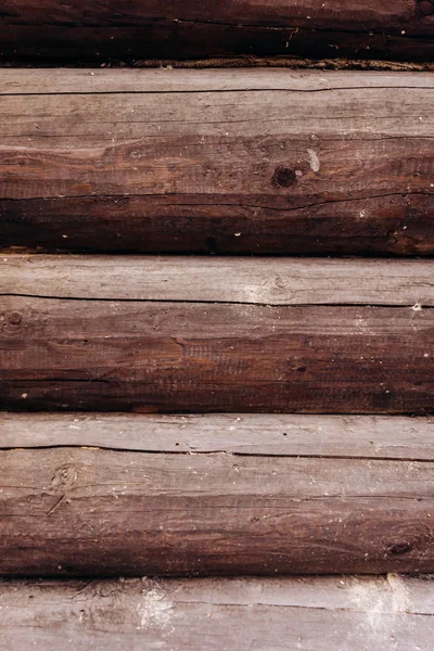 Madera troncos pared de fondo de la casa rural. La textura de los troncos. Antecedentes de registros . — Foto de Stock