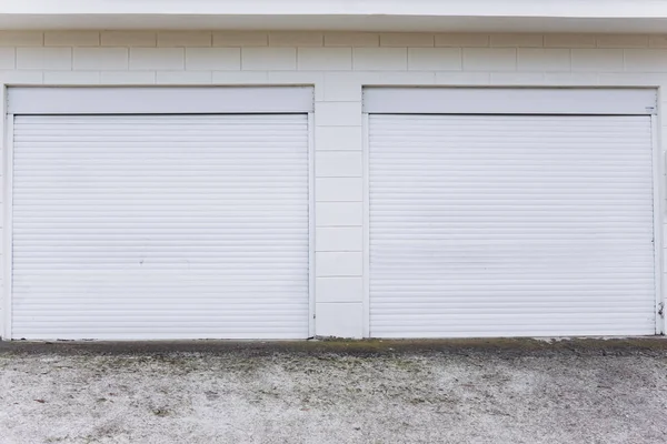 Twee witte garagedeuren. Garagedeuren in het huis — Stockfoto