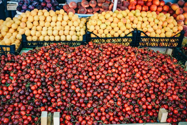 Frutta fresca sul mercato. Albicocche, pesche, ciliegie, mele — Foto Stock