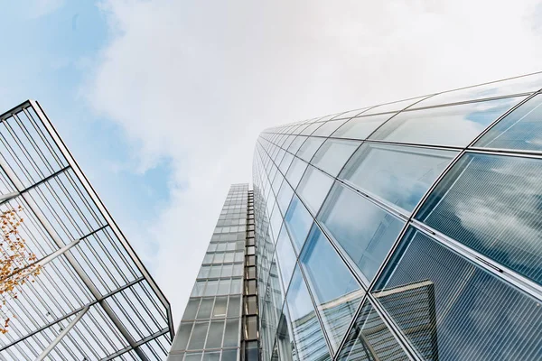 Reflektion av himlen på en skyskrapa. Utsikt över skyskrapor underifrån — Stockfoto