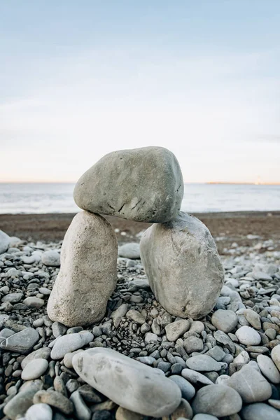 Denize karşı sahilde birbirinin üzerinde duran taşların figürleri.. — Stok fotoğraf