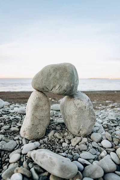 海に面したビーチに立っている石の姿. — ストック写真