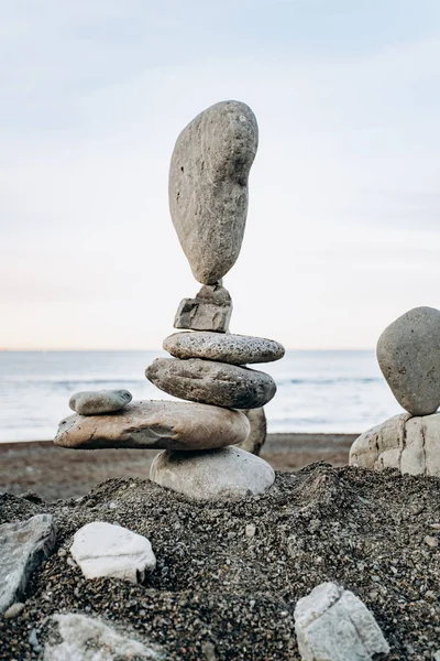 Kövek a tengerparton, közel a tengerhez. Tengeri háttér és kőfigurák. — Stock Fotó