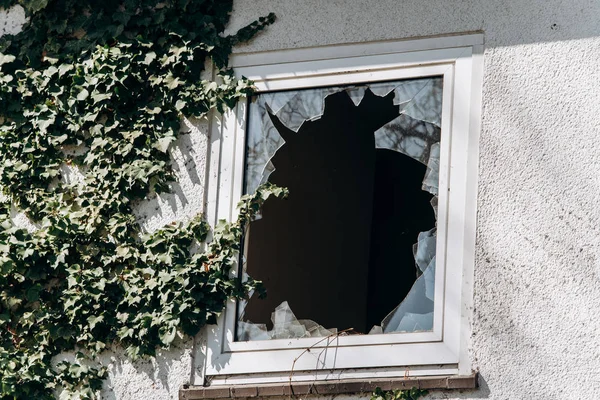 家の中で壊れたWindows 。ガラスの破片が窓に残っていた. — ストック写真