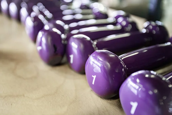 ジムの棚の上の紫色のダンベル — ストック写真