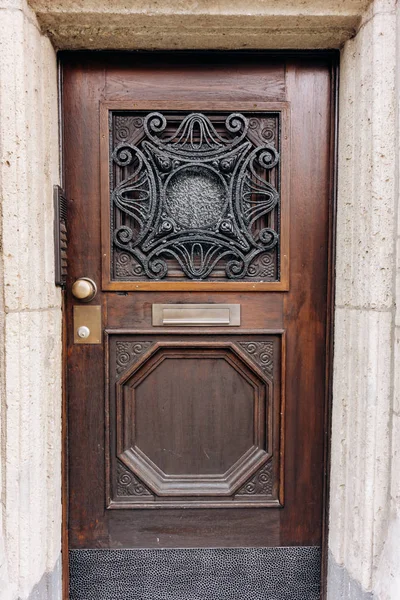 Vecchia porta di legno. Vecchia porta . — Foto Stock