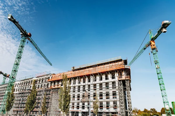 Construction of multi-storey building with cranes — Stock Photo, Image