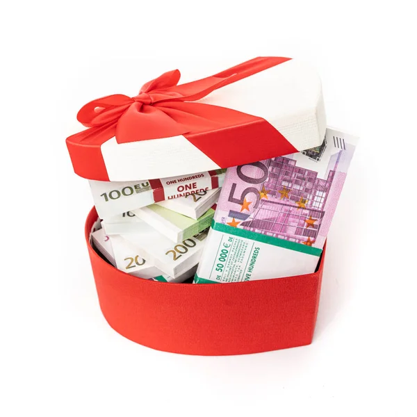 Herz-Geschenk-Box und Bogen mit Geld — Stockfoto