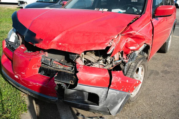 Frente de carro vermelho ficar danificado por acidente na estrada — Fotografia de Stock