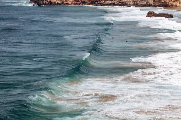 Bela vista das ondas do mar das rochas em algarve, Portugal — Fotografia de Stock