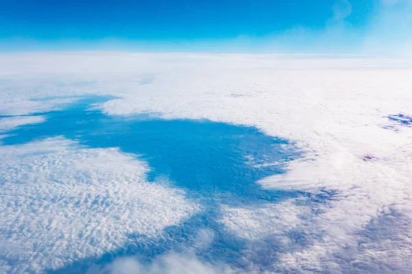 Felhők, a repülőgépen ablak kilátás — Stock Fotó