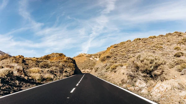 Dağlardaki dağ asfaltı yolu. Dağlardaki asfalt siyahtır. Dağlarda güzel bir yol. — Stok fotoğraf