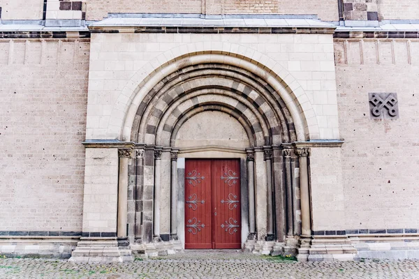 Beautiful doors in the Romanesque style with a big arch. — Stock Photo, Image