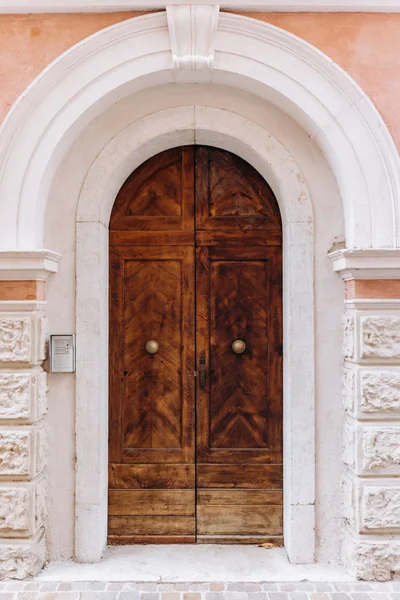 De oude houten deur naar de kerk — Stockfoto
