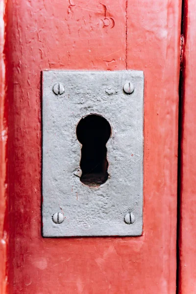 문에 골동품 열쇠 구멍. 문의 열쇠는 로마네스크입니다. — 스톡 사진