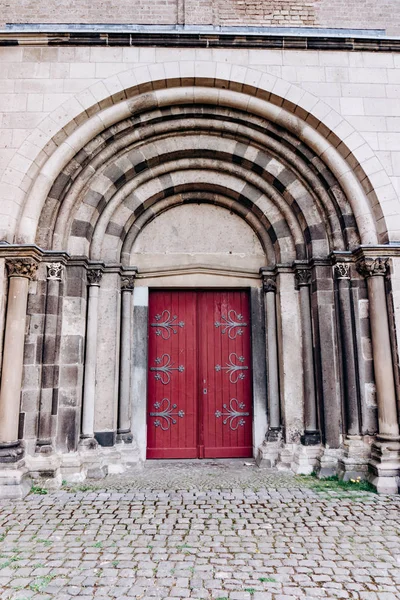 Beautiful doors in the Romanesque style with a big arch. — Stock Photo, Image