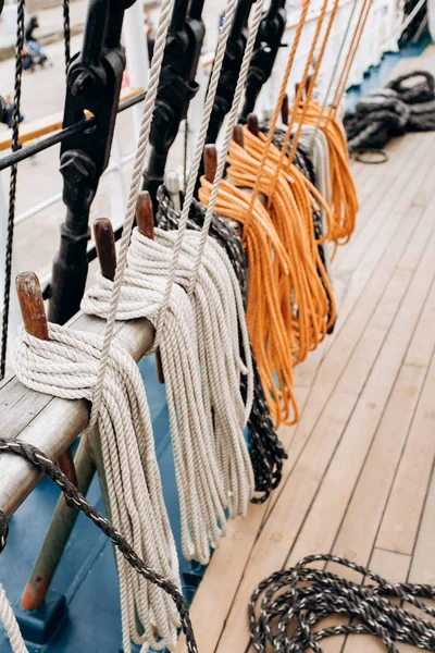 Öreg vitorlás, hajókötéllel ellátott farönkök közelsége. — Stock Fotó