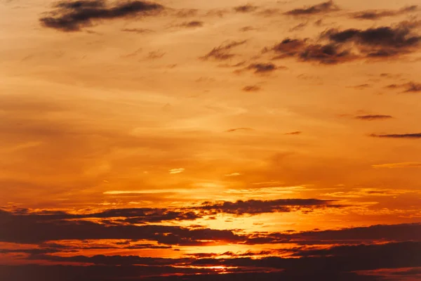 Big Sun ao pôr-do-sol. Composição natural. Pôr do sol laranja . — Fotografia de Stock