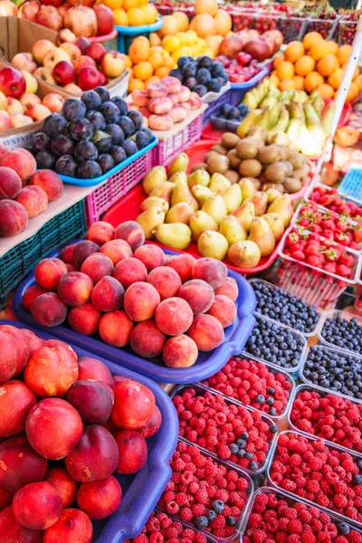 Frutas frescas e suculentas em um mercado ao ar livre — Fotografia de Stock