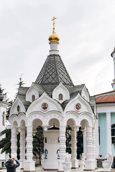 Золотой крест христианского храма. Верхняя часть здания православной церкви — стоковое фото